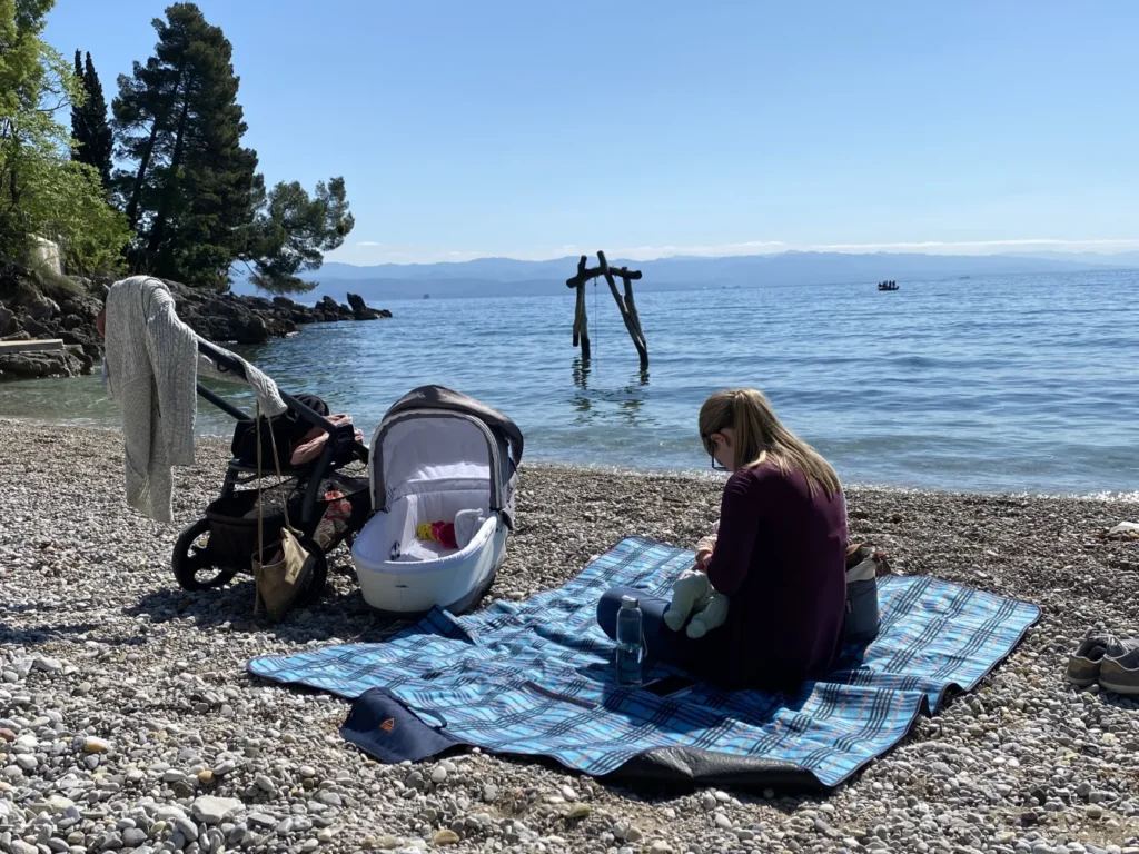 Ana na peščeni plaži doji Emo