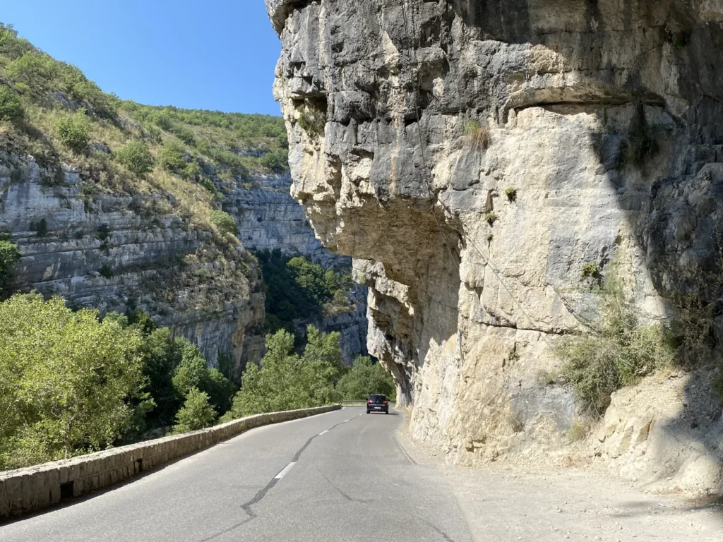 Cesta vdelana v kamen